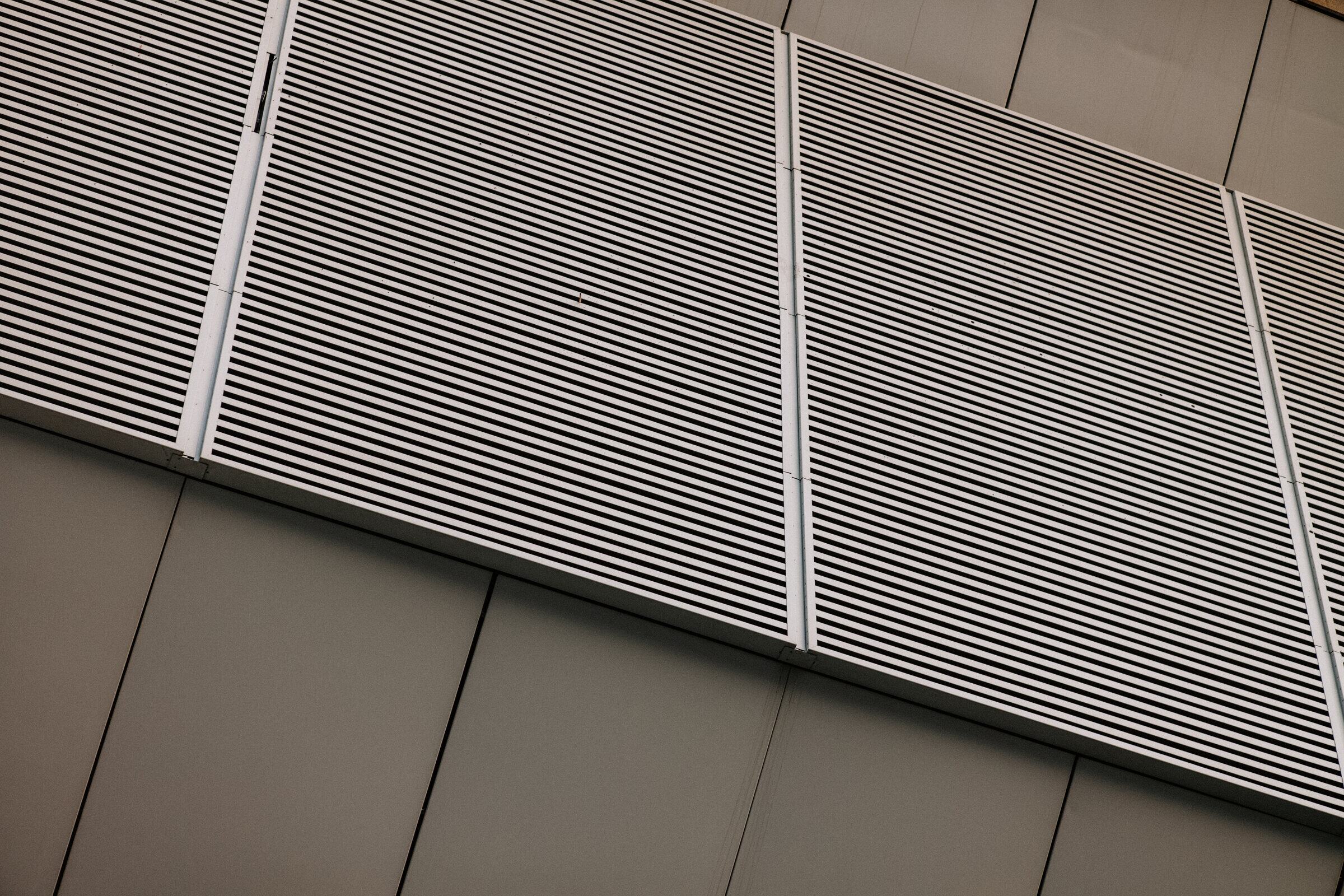 Fassadendetail einer Lamellenverkleidung in Frankfurt, fotografiert von Lucas Körner