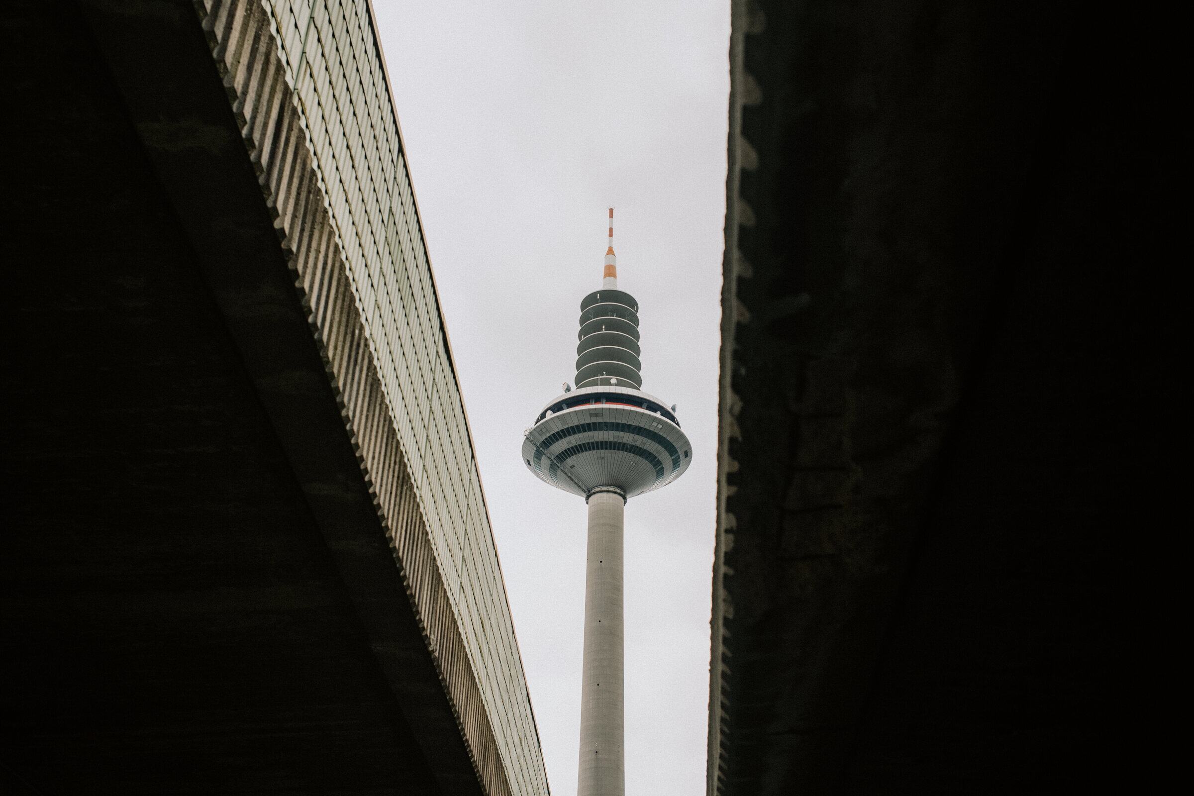 Frankfurter Fernsehturm zwischen zwei Betonwänden, fotografiert von Lucas Körner